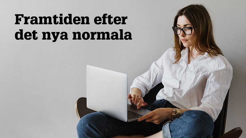 Kvinna med laptop och text: Framtiden efter det nya normala.