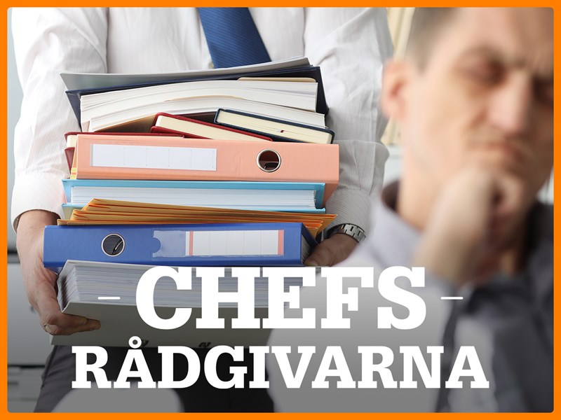 Dokumenthög bakom chef. Text: Chefsrådgivarna.