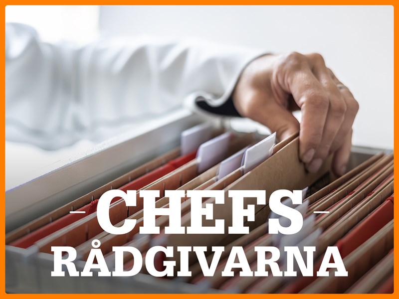 Hand som bläddrar i dokumentmapp. Text: Chefsrådgivarna.