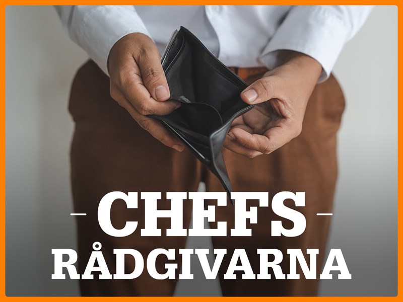 Händer som håller fram tom plånbok. Text: Chefsrådgivarna.