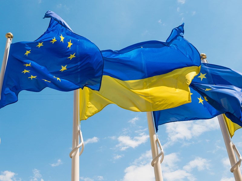 EU-flagga och ukrainsk flagga.