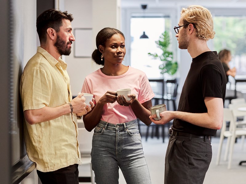 Grupp kollegor i samspråk.