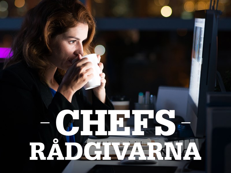 Kvinna framför datorskärm i mörker och text: Chefsrådgivarna.