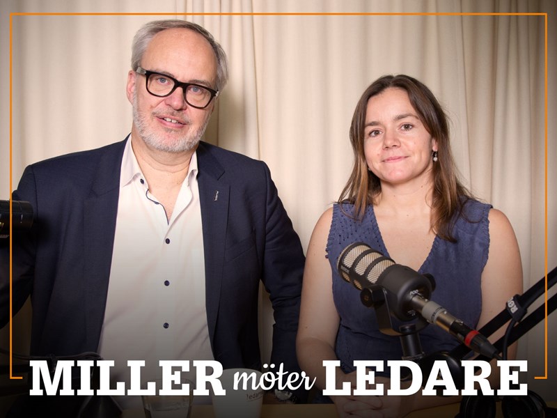 Omslag för podden Miller möter ledare – bild på Andreas Miller och Stina Andersson.